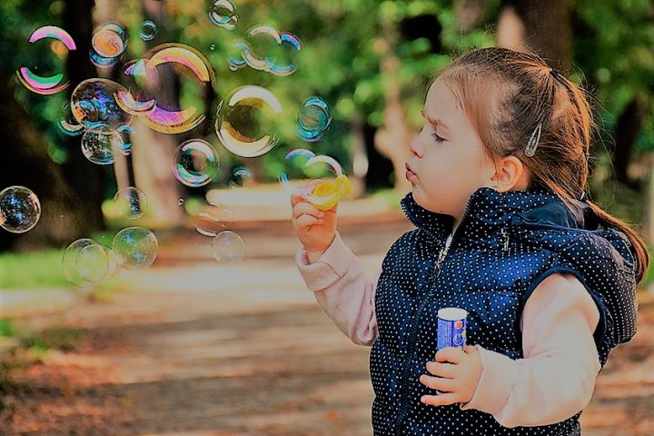 LOS NIÑOS NECESITAN MÁS TIEMPO DE JUEGO LIBRE EN SU RUTINA DIARIA